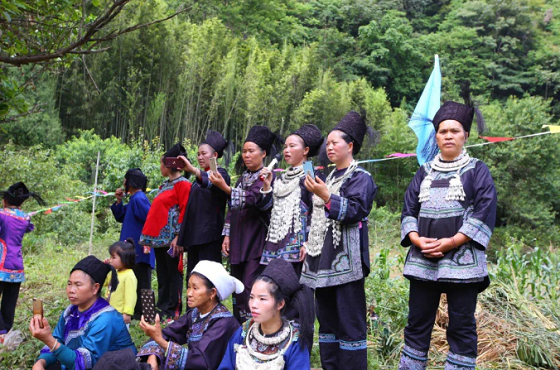 当地村民开始进行具有当地水族特色文艺表演,包括水歌对唱和铜鼓表演