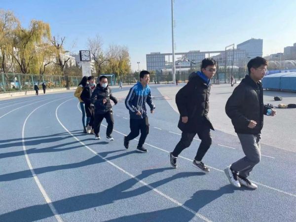 北京航空航天大学学生举行晨跑活动