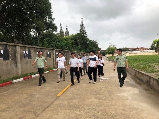 图二:部队领导带领浅橙科技一行人参观武警上海市总队训练基地