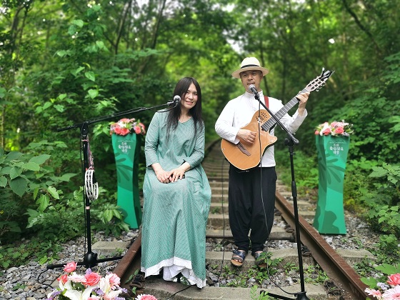 知名民谣歌手小娟&小强 山谷里的居民现场演绎.jpg