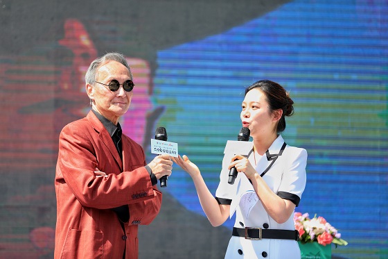 著名朗诵艺术家童自荣老师2.jpg