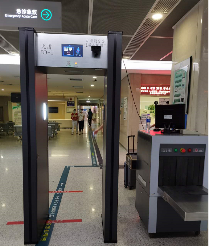 在通道入口配置医院智能安检门,让受检人员,从安检门走过,探测其是否