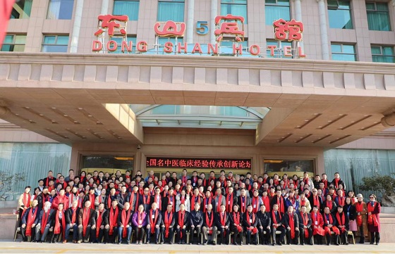 灸大夫亮相第五届全国艾灸学术研讨会.jpg