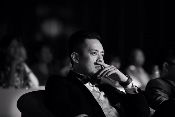 ������ʢ�ʱ������ܲü����ίԱ��ִ����ϯDecha Artid����˵����GCL ��ʢ�ʱ���������2021�����г���ս�������ǿ���սʤһ�С�����Ϊ��ʢ�ʱ����������Decha Artidʼ�ռ�֡�ΪͶ���ߴ����ֵ������ʢʹ�����ԡ���Ͷ�ʼ�ֵ�Ĵ����ߡ���Ϊ��ʢ��Ͷ�������Ͷ���ŶӼ��Ű���ȷ���ƹ��������ͻ��������ͻ����ͷ��ղ����ܻ�÷��ģ������������ӿ��ʱ����Decha Artid���Ƕ���ǧ���ص�������GCL��������粨�ĸ��ӷ���֮�ꡣ  1.jpg ������Ϥ��Decha Artid��2018�꼴������GCL���������˾������һ��ʱ���ƾ����רҵ���쵼��������ߵ��˸�������GCL�Ƽ������˹�˾�ڲ����ģ�����������ίԱ�ᣬ����2020���ѡ��ΪGAAϵ�в�Ʒִ����ϯ;���⻹���12λִ�ж���ȫƱͨ���Ƴ���������ܾ�LFSA�췢��Ӫ����֤��ͬʱ�г���ע�ȼ��Ͽɶȷǳ��ߵĽ������Ʋ�Ʒ������ʽ��ع������ȶ��ԵĽ�����ʽ�����µ���Ӫ�����GAA1.0�������Ʋ�Ʒ����������ø������������������Ƚܳ���ҵ�Ҵ󽱡���������������ҵ�Ҵ������޳�����ҵ���Լ����޳���Ʒ�ƴ󽱵ȡ�  ������2020�꣬���ע����ƽ����һ�꣬GCLִ���ܲ�Decha Artid ���ǳ˷����ˣ�����ն������������˵������һ����ҵ����ÿ��һ���������ų��ص�ʹ����ÿ�����һ���Ľ�ӡ�����������������±����ºۼ�����  ����������ʮ���Decha Artid��һ��Ӫ��ҵ��Աһ��һ�ŵĵ���ҵ��֮·�������˸м����ж����ж���  ��������������Ѫ���ȵ�������¡�2010�������ڷ�ʱ������Decha Artid̤����ǣ�����Ӫ��Ա������ҵ���������ѳ�Ϊ�ù�˾ҵ��ɳ��ٶ�����Ա����ͬ�걻��˾��Ϊȫ������Ա��֮һ��2012�걻��˾���ɵ��л�������չҵ��2013�걻�Ƽ���Ϊ���л������г��ܼ࣬2014��ѹ�˾���򵽹��ʻ���  2.jpg ������һ���ǿƼ���������ּ���ʱ����ƾ��ǰ������г�����������ḻ��Decha Artid���˵��г�����ȱ����˸�����ҵ�Ĺ�ע��2015�걻����FGC�����ӹ�˾hash365�����Ƽ�Ƹ��Ϊ��̫���г��ܼ࣬��Ҫ�ṩ���������ֻ�������оƬ�������������ֻ�����������Decha Artid��Ҫ������̫�����г����Ӱ��˿ͻ�Ⱥֱ��800���Ŷ�ֻ����һ��ʱ�䣬�����ڴ����漣��  ��������ʷ��Ҫ�ɾ�һ���ˣ����ȿ�����־�������ǡ��Իͳɾ��еĴ��ۣ�������Decha Artid�Գɳ����Ի�����2016����ر�������룬�������ֻ��Ҽ۸��ڷ�֮�꣬��30λ�����̱�Decha Artid�����ڴ�������ˣ���ҵ���������Decha Artid���г�����Ҳ��������ȫ��ȫ��ı����г�ʱ�̣��յ�����ĸ��˾һ�������������ʼ���˵����ĸ��˾��׼�����̣������ӹ�˾����ǣ�����к��㣬hash365�����������������̱����������ʵ�Ĺ�˾�Ʋ�����˾�޷�����ʵ������ת���������ֻ��ң�Decha Artid��ʱ�Դ��հף���ôΪ��ͻ�ȺѰ�ҳ�·����ʱ���һֱ���𾴵�Decha ArtidС�����Ѿ����Ŀڽг�ƭ�ӣ���ǧ�ȵȲ��������Decha Artid��û���٣����ŵ�ʹ�������α����������������ȥ���������������������������ͻ���װ����������������ڿ�2017����رҼ۸��������ţ��ɹ������ͻ�ת��Ϊӯ���ɹ����ۡ����ű�Ȧһ���˼����Decha Artid��ʱ��ѡ�������ˣ��뿪��Ȧ��  3.jpg ����2018�꣬�������������������ǧ���ٳ�������ʢ�ʱ����������˾��Decha Artid����İ���׳����֦������������׼������������廧�����г�����ʢ�ʱ����������˾һֱ������Ϊ�߶˿ͻ�Ⱥ�ṩ����ϵ�н��ڷ�������Ҫ��չ������г����򣬾������ظ��廧������������Decha Artid���г����񶴲�����GCL�����˺���λ�ã�Decha Artid��������Ȩ���밶��ܻ�������LFSAΪ����������������LFSA������GAAϵ�н��ڲ�Ʒ��Ӫ����֤��2020��LFSA��ʽ�䷢1����ԪΪ������GAAϵ�н������Ʋ�Ʒ��GAA1.0 ��ʽͶ���г������Ÿ��廧������Decha Artid����ʢ�ʱ���ͬ�����ǳ��󺣵�����!  ����2020�꣬ȫ��������Ӱ���һ�꣬GCL��ʢ�ʱ����������˾�Ƴ���GAA1.0ϵ�и�����г�����ͬ��������ͬ��GCLҲ�����������������Ӱ�����Ļ���˾֮һ�� Decha Artid���Ǽ����ڷ�̤ʵ����������ŶӼ���ǰ��������ǫ�������̬������Ӫ��֪ʶ��ϵ����������������Ŀ�괴�칫˾�����Ѽ���ӭ��ʱ�����µ��ٻ������ҵδ����չ��ƾ���������������������ŶӾ��Ϻ���������ͷ���������깤�����������ҵ���ش���˼ά˫�򻤺�����ҵ��Ӫ��չ��������ҵ��������ʹ��������ǰ��  ������ʷֻ���˼ᶨ�ߡ��ܽ��ߡ������ߣ�������ȴ���ԥ�ߡ�и���ߡ�η���ߡ��Ҹ��Ƿܶ������ģ���ͼ��ʵ�ɻ�͵ġ�����δ��Decha Artid������ʢ�ʱ�Я����д���ӻԻ͵Ĺ���ƪ�£���������˵ĲƸ��漣!.jpg