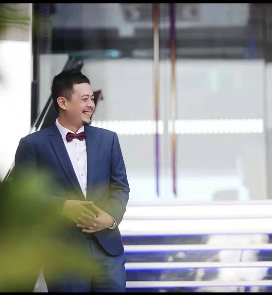 ������ʢ�ʱ������ܲü����ίԱ��ִ����ϯDecha Artid����˵����GCL ��ʢ�ʱ���������2021�����г���ս�������ǿ���սʤһ�С�����Ϊ��ʢ�ʱ����������Decha Artidʼ�ռ�֡�ΪͶ���ߴ����ֵ������ʢʹ�����ԡ���Ͷ�ʼ�ֵ�Ĵ����ߡ���Ϊ��ʢ��Ͷ�������Ͷ���ŶӼ��Ű���ȷ���ƹ��������ͻ��������ͻ����ͷ��ղ����ܻ�÷��ģ������������ӿ��ʱ����Decha Artid���Ƕ���ǧ���ص�������GCL��������粨�ĸ��ӷ���֮�ꡣ  1.jpg ������Ϥ��Decha Artid��2018�꼴������GCL���������˾������һ��ʱ���ƾ����רҵ���쵼��������ߵ��˸�������GCL�Ƽ������˹�˾�ڲ����ģ�����������ίԱ�ᣬ����2020���ѡ��ΪGAAϵ�в�Ʒִ����ϯ;���⻹���12λִ�ж���ȫƱͨ���Ƴ���������ܾ�LFSA�췢��Ӫ����֤��ͬʱ�г���ע�ȼ��Ͽɶȷǳ��ߵĽ������Ʋ�Ʒ������ʽ��ع������ȶ��ԵĽ�����ʽ�����µ���Ӫ�����GAA1.0�������Ʋ�Ʒ����������ø������������������Ƚܳ���ҵ�Ҵ󽱡���������������ҵ�Ҵ������޳�����ҵ���Լ����޳���Ʒ�ƴ󽱵ȡ�  ������2020�꣬���ע����ƽ����һ�꣬GCLִ���ܲ�Decha Artid ���ǳ˷����ˣ�����ն������������˵������һ����ҵ����ÿ��һ���������ų��ص�ʹ����ÿ�����һ���Ľ�ӡ�����������������±����ºۼ�����  ����������ʮ���Decha Artid��һ��Ӫ��ҵ��Աһ��һ�ŵĵ���ҵ��֮·�������˸м����ж����ж���  ��������������Ѫ���ȵ�������¡�2010�������ڷ�ʱ������Decha Artid̤����ǣ�����Ӫ��Ա������ҵ���������ѳ�Ϊ�ù�˾ҵ��ɳ��ٶ�����Ա����ͬ�걻��˾��Ϊȫ������Ա��֮һ��2012�걻��˾���ɵ��л�������չҵ��2013�걻�Ƽ���Ϊ���л������г��ܼ࣬2014��ѹ�˾���򵽹��ʻ���  2.jpg ������һ���ǿƼ���������ּ���ʱ����ƾ��ǰ������г�����������ḻ��Decha Artid���˵��г�����ȱ����˸�����ҵ�Ĺ�ע��2015�걻����FGC�����ӹ�˾hash365�����Ƽ�Ƹ��Ϊ��̫���г��ܼ࣬��Ҫ�ṩ���������ֻ�������оƬ�������������ֻ�����������Decha Artid��Ҫ������̫�����г����Ӱ��˿ͻ�Ⱥֱ��800���Ŷ�ֻ����һ��ʱ�䣬�����ڴ����漣��  ��������ʷ��Ҫ�ɾ�һ���ˣ����ȿ�����־�������ǡ��Իͳɾ��еĴ��ۣ�������Decha Artid�Գɳ����Ի�����2016����ر�������룬�������ֻ��Ҽ۸��ڷ�֮�꣬��30λ�����̱�Decha Artid�����ڴ�������ˣ���ҵ���������Decha Artid���г�����Ҳ��������ȫ��ȫ��ı����г�ʱ�̣��յ�����ĸ��˾һ�������������ʼ���˵����ĸ��˾��׼�����̣������ӹ�˾����ǣ�����к��㣬hash365�����������������̱����������ʵ�Ĺ�˾�Ʋ�����˾�޷�����ʵ������ת���������ֻ��ң�Decha Artid��ʱ�Դ��հף���ôΪ��ͻ�ȺѰ�ҳ�·����ʱ���һֱ���𾴵�Decha ArtidС�����Ѿ����Ŀڽг�ƭ�ӣ���ǧ�ȵȲ��������Decha Artid��û���٣����ŵ�ʹ�������α����������������ȥ���������������������������ͻ���װ����������������ڿ�2017����رҼ۸��������ţ��ɹ������ͻ�ת��Ϊӯ���ɹ����ۡ����ű�Ȧһ���˼����Decha Artid��ʱ��ѡ�������ˣ��뿪��Ȧ��  3.jpg ����2018�꣬�������������������ǧ���ٳ�������ʢ�ʱ����������˾��Decha Artid����İ���׳����֦������������׼������������廧�����г�����ʢ�ʱ����������˾һֱ������Ϊ�߶˿ͻ�Ⱥ�ṩ����ϵ�н��ڷ�������Ҫ��չ������г����򣬾������ظ��廧������������Decha Artid���г����񶴲�����GCL�����˺���λ�ã�Decha Artid��������Ȩ���밶��ܻ�������LFSAΪ����������������LFSA������GAAϵ�н��ڲ�Ʒ��Ӫ����֤��2020��LFSA��ʽ�䷢1����ԪΪ������GAAϵ�н������Ʋ�Ʒ��GAA1.0 ��ʽͶ���г������Ÿ��廧������Decha Artid����ʢ�ʱ���ͬ�����ǳ��󺣵�����!  ����2020�꣬ȫ��������Ӱ���һ�꣬GCL��ʢ�ʱ����������˾�Ƴ���GAA1.0ϵ�и�����г�����ͬ��������ͬ��GCLҲ�����������������Ӱ�����Ļ���˾֮һ�� Decha Artid���Ǽ����ڷ�̤ʵ����������ŶӼ���ǰ��������ǫ�������̬������Ӫ��֪ʶ��ϵ����������������Ŀ�괴�칫˾�����Ѽ���ӭ��ʱ�����µ��ٻ������ҵδ����չ��ƾ���������������������ŶӾ��Ϻ���������ͷ���������깤�����������ҵ���ش���˼ά˫�򻤺�����ҵ��Ӫ��չ��������ҵ��������ʹ��������ǰ��  ������ʷֻ���˼ᶨ�ߡ��ܽ��ߡ������ߣ�������ȴ���ԥ�ߡ�и���ߡ�η���ߡ��Ҹ��Ƿܶ������ģ���ͼ��ʵ�ɻ�͵ġ�����δ��Decha Artid������ʢ�ʱ�Я����д���ӻԻ͵Ĺ���ƪ�£���������˵ĲƸ��漣!.jpg