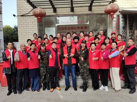 襄阳市樊城区志愿者聆听老革命讲述革命故事