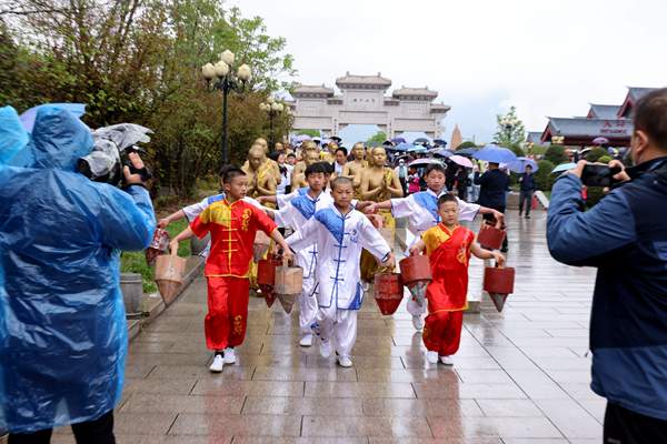 嵩山少林开启“少林功夫跑”： 少林小子提水桶打头阵似功夫大片