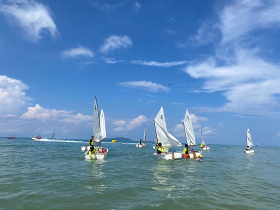 2021年三亚市帆船帆板公开赛今日于三亚湾开赛