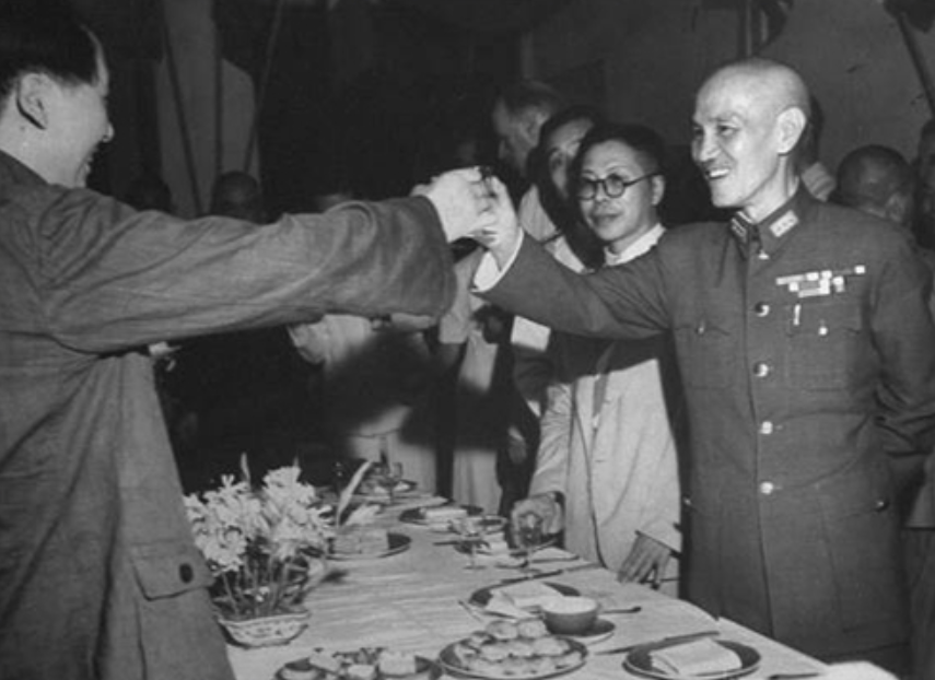 1945年,国共两党在重庆签署双十协定，蒋介石在晚宴上用赖茅酒款待毛泽东。