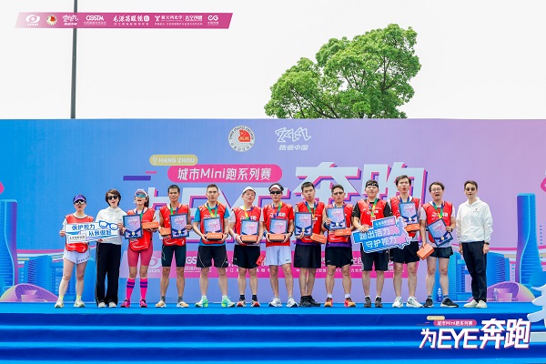 9刘立菲（左一）、罗萍（左二）、史荣钢（右一）为前十名选手颁奖.jpg