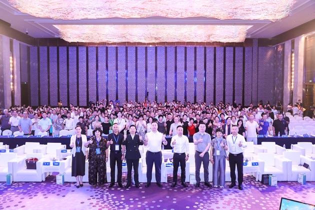18 大合影.jpg