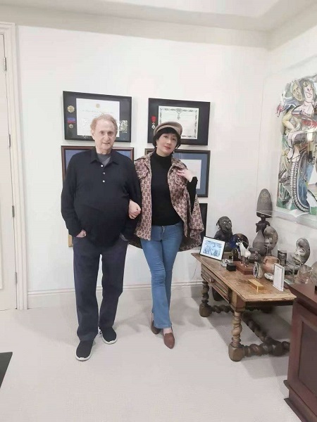 贝拉与八次获奥斯卡最佳影片的好莱坞制片人迈克麦德沃.jpg