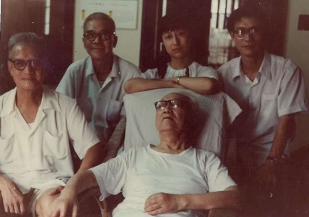 少女时代的贝拉与巴金爷爷。后排左一为魏绍昌.jpg