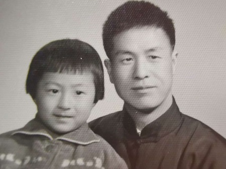 童年时代的贝拉与父亲.jpg