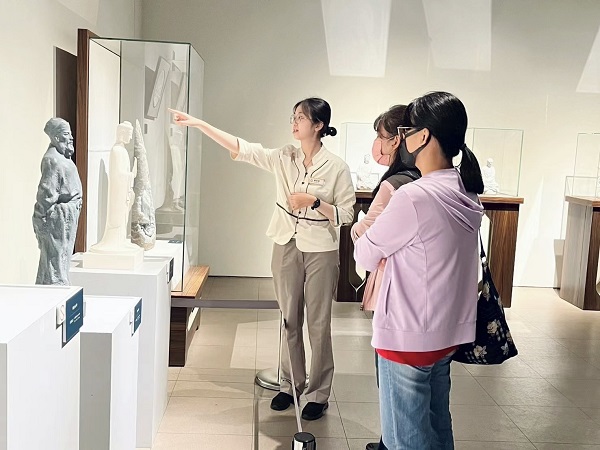 展厅工作人员现场讲解.jpg
