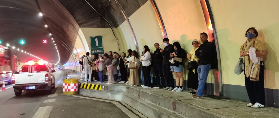 渝蓉高速隧道客车爆胎险 交通执法“加速度”护航外籍游客平安行