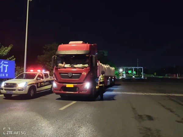 凌晨高速上演惊险一幕！内蒙古货车冲撞收费栏杆，强行驶入高速公路