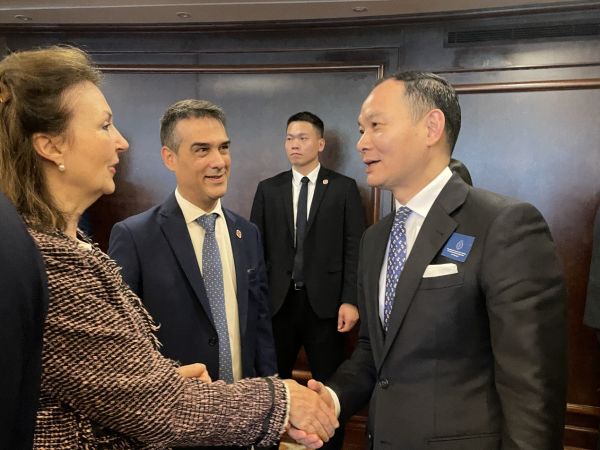 阿根廷外交部长戴安娜·蒙迪诺携阿根廷企业代表团赴阿根廷(上海)创新中心调研指导