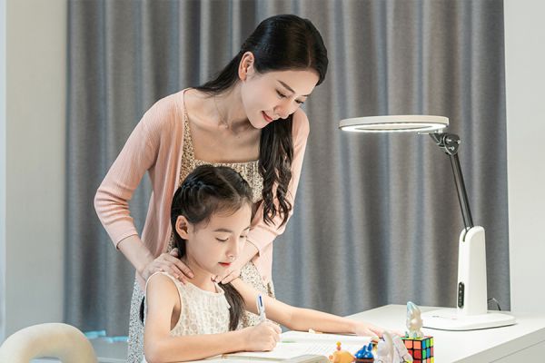 孩子眼睛在成长，护眼灯怎能“一个标准用到老”？