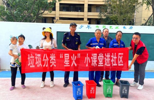 上马街道：党员志愿者现场示范 引导居民规范垃圾分类